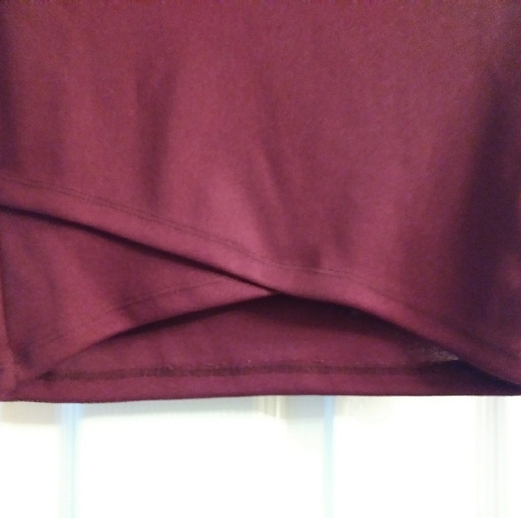 Burgundy Crop top w/ cross detail in front - Picture 2 of 5